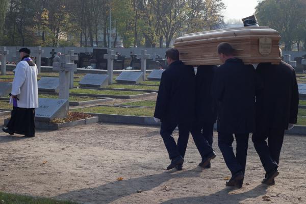 trumna - niesienie na pogrzebie